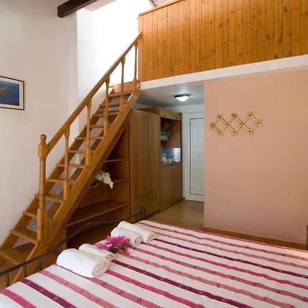 Camping Poros * Mikros Gialos